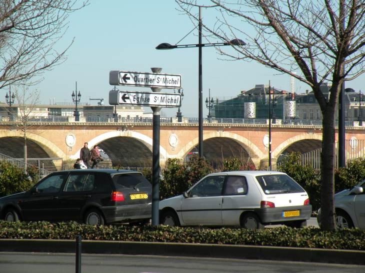  Le Pont de pierre, vue en amont